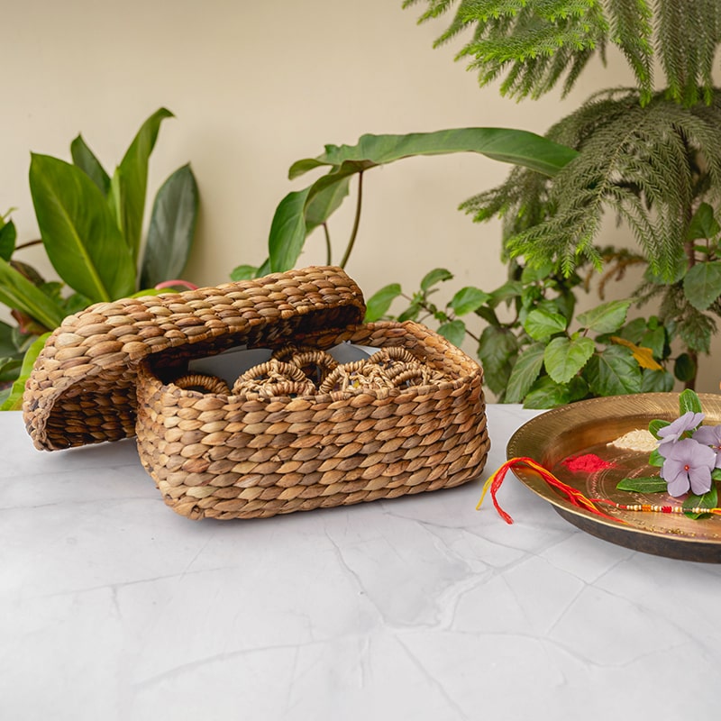 Image of a wicker gift box with a fitted lid, perfect for presenting a special gift. The box is handcrafted and features a beautiful woven design. Can be used as a standalone gift or filled with items to create a personalized gift basket